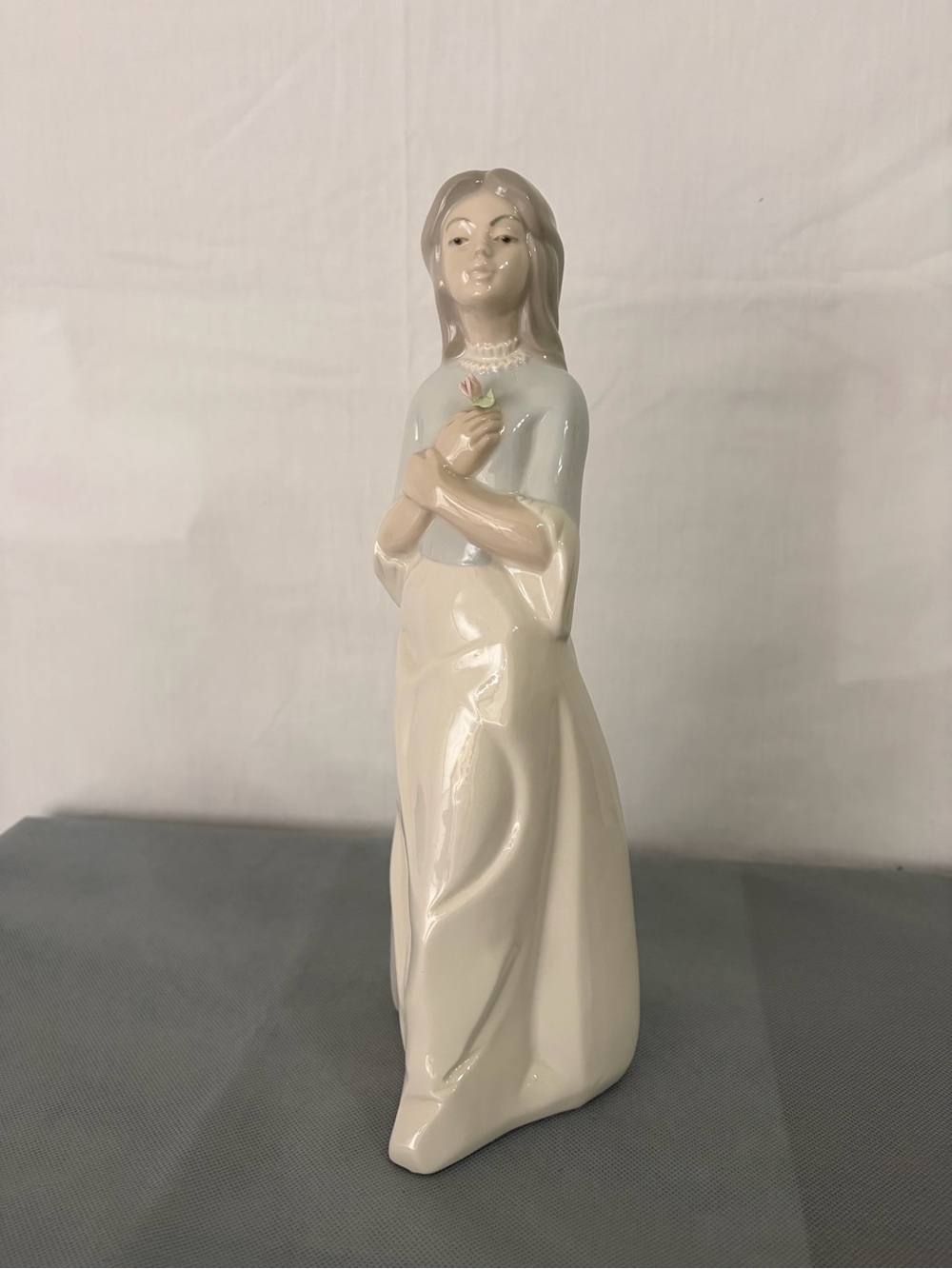 Figurine Diana Porcelain Young Woman with Flower Spain (F204)